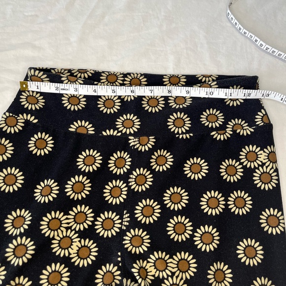 2pc Lularoe leggings one size fits all lavender floral and black with daisies - Picture 6 of 8